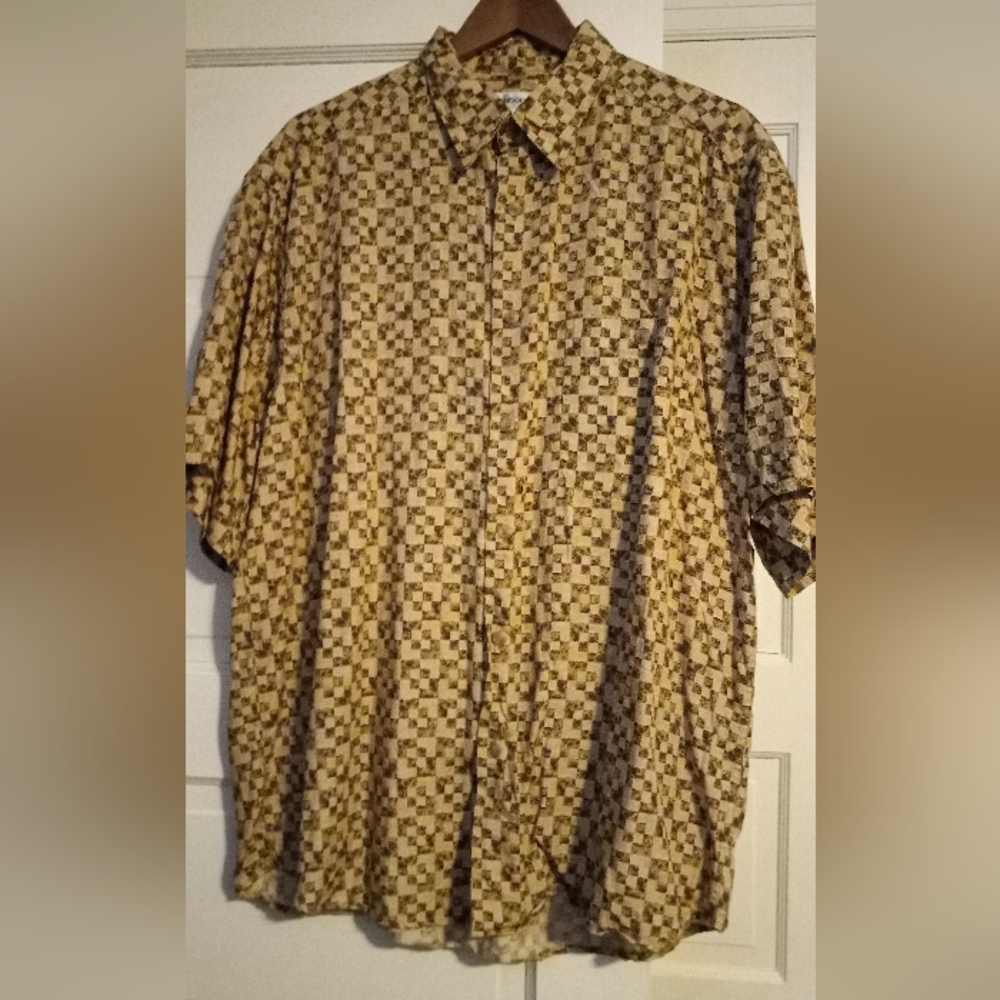 Vintage men's Claiborne  button down short sleeve shirt 100%Rayon Sz L